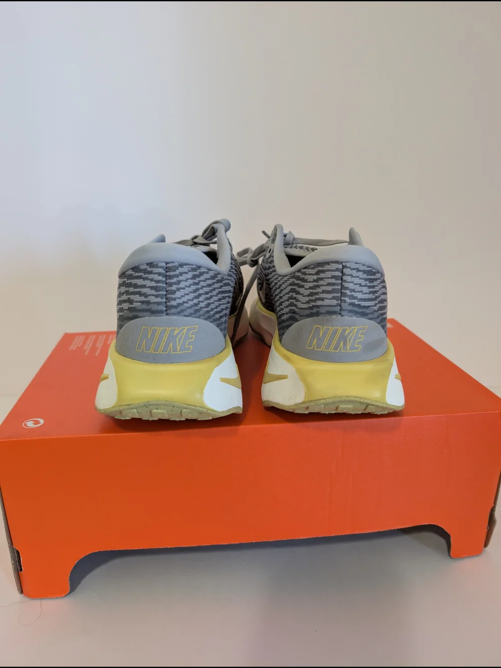 Nike Motiva LT smoke Grey UNISEX  Size Mens 7.5 Womens 9 BOX No Lid DV1237 005